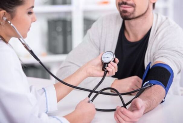 lekár meria krvný tlak pri hypertenzii